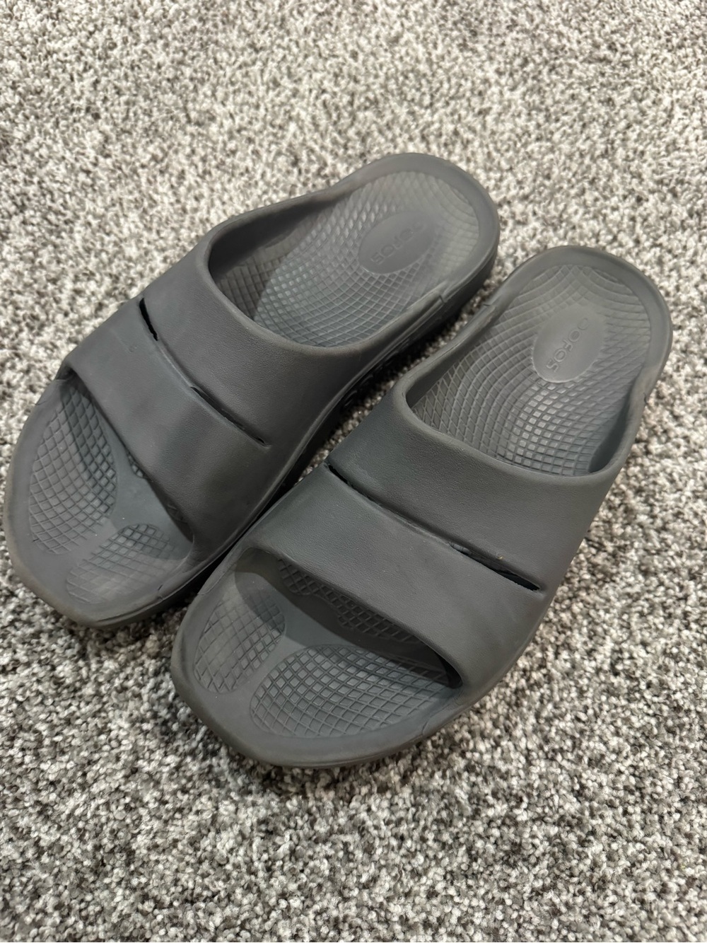OOFOS Men's Slip-On Recovery Slides in Charcoal Gray